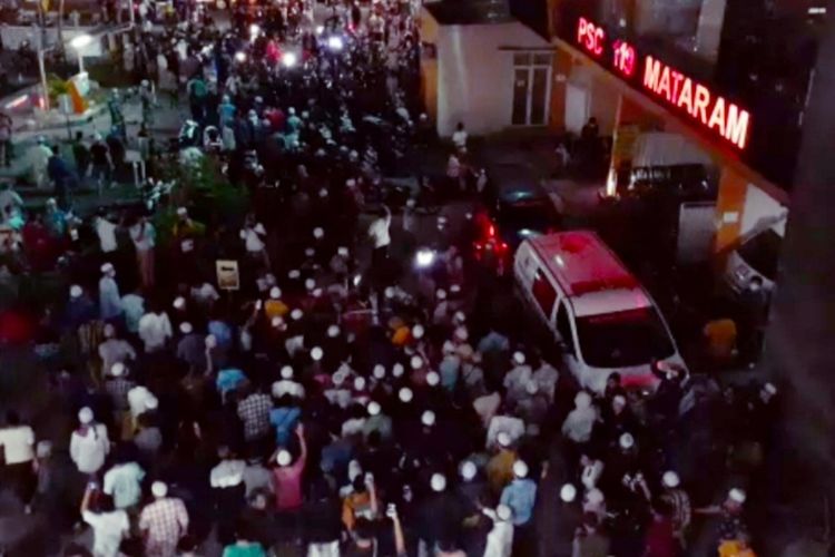 Ratusan warga Sekarbela, Kota Mataram, berdatangan ke RSUD Kota Mataram, Sabtu (31/7/2021) dini hari.