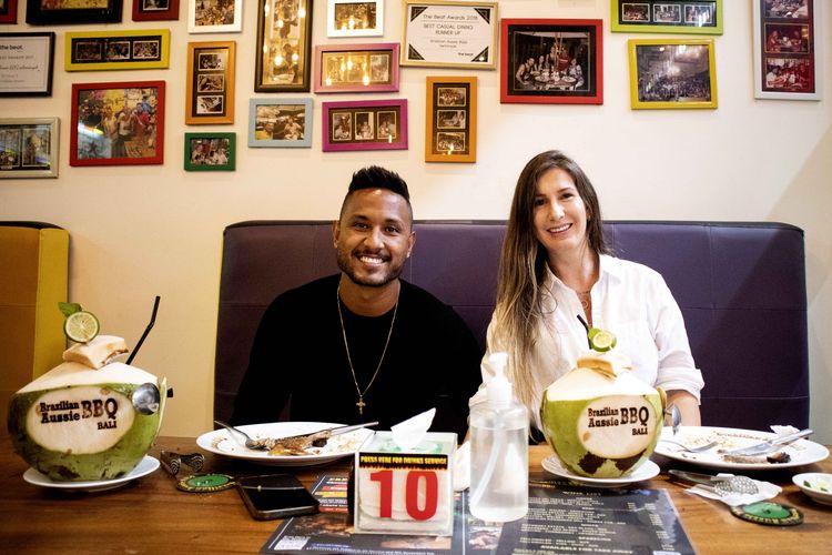 Pemain asing PSS Sleman Wander Luiz bersama istri sedang makan di Brazilian Aussie BBQ Seminyak.