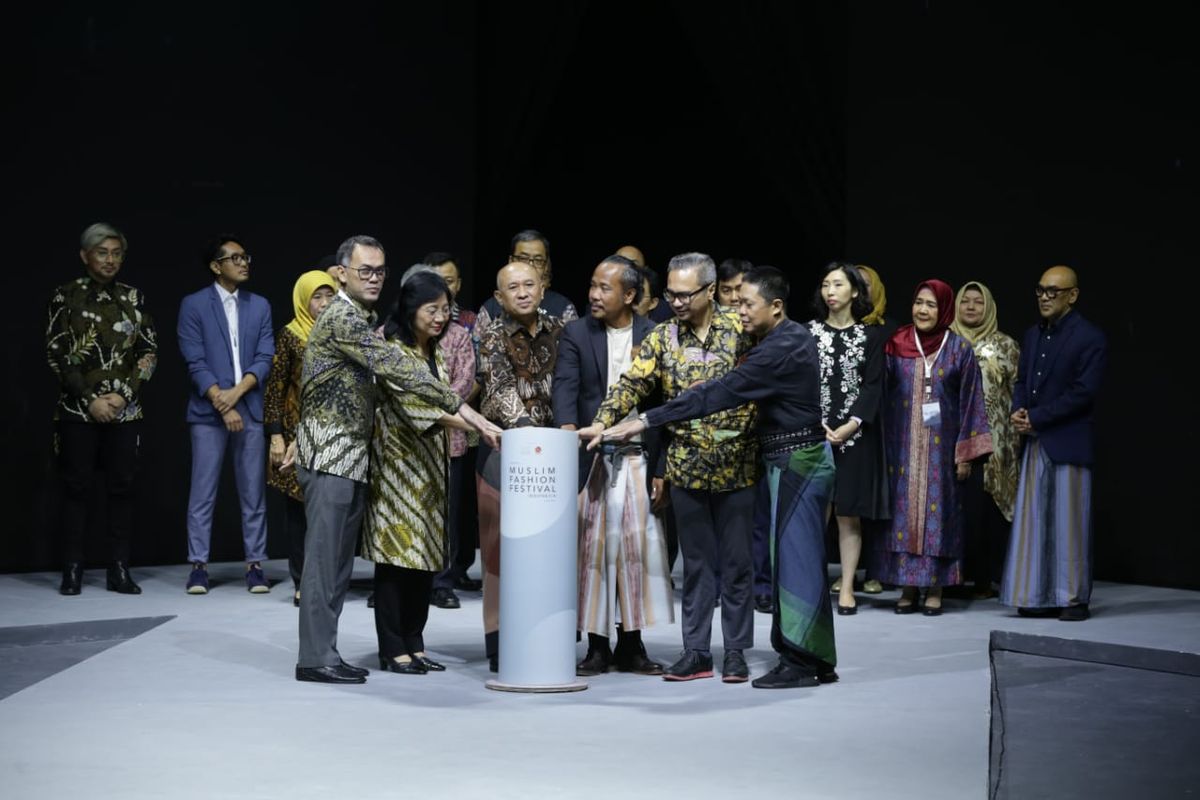 Muslim Fashion Festival (MUFFEST) 2020 resmi dibuka oleh Menteri Koperasi dan Usaha Kecil Menengah Republik Indonesia Teten Masduki (tengah) di JCC, Senayan, Jakarta, Kamis (20/2/2020).