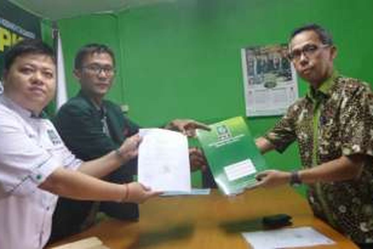 Perwakilan Sandiaga Uno, Panji Gifari, mengambil formulir pendaftara cagub ke Partai Kebangkitan Bangsa. 