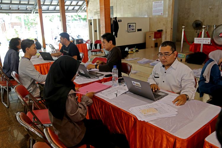 Petugas memeriksa berkas calon penerima Beasiswa Pemuda Tangguh Surabaya 2025 saat proses verifikasi data berlangsung.