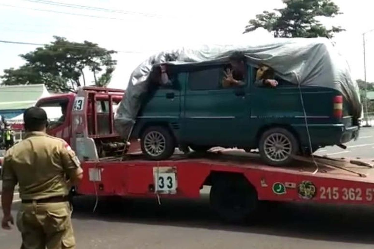 Petugas memerintahkan sebuah truk towing pengangkut sebuah mobil yang diduga mengangkut pemudik untuk putar balik di pos check Point sekitar Taman Unyil Semarang, Sabtu. (ANTARA/ HO-Dishub Kota Semarang)