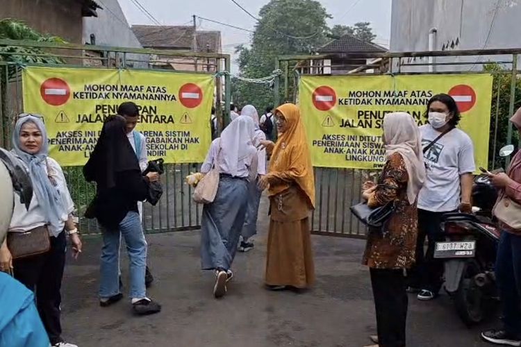 Orangtua Protes Akses Jalan ke SMA 6 dan SMP 17 Tangsel Ditutup Saat Hari  Pertama Sekolah