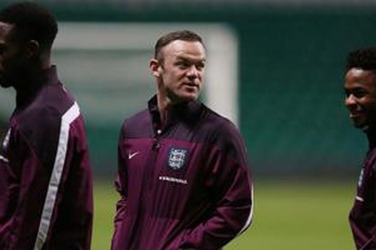 Danny Welbeck, Wayne Rooney, dan Raheem Sterling saat berlatih bersama timnas Inggris. 