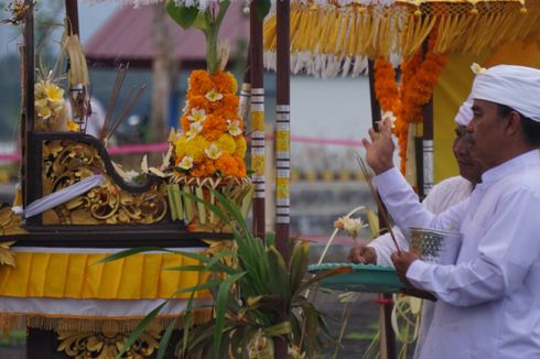 Sambut Nyepi, Umat Hindu Gelar Melasti di Pantai Boom Banyuwangi