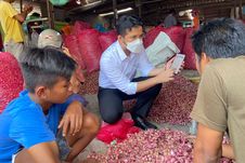 Cek Langsung ke Pasar Sukomoro, Wagub Emil Dapati Harga Bawang Merah Turun
