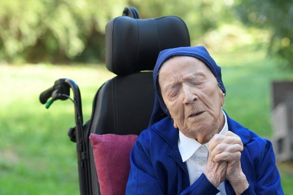 Suster Andre, Lucile Randon dalam catatan kelahiran, warga negara Prancis dan Eropa tertua, berdoa di kursi roda, pada malam ulang tahunnya yang ke 117 pada 10 Februari 2021. 