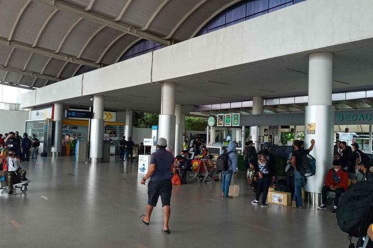 Calon penumpang di Bandara Depati Amir, Pangkalpinang, Selasa (26/4/2022).