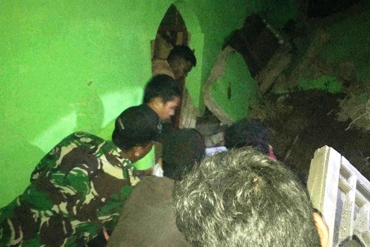 Petugas gabungan berupaya mengevakuasi dua warga Kanoman, Cibeber, Cianjur, Jawa Barat yang tewas tertimbun longsor, Selasa (08/10/2019)  malam.