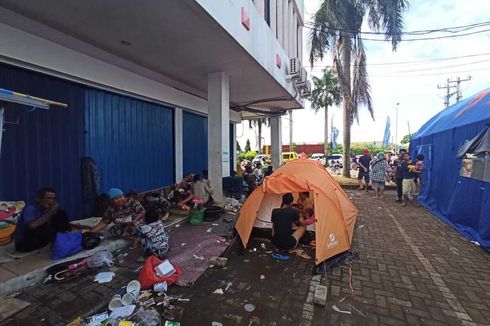 Pengungsi di Ruko Karawang Hijau Butuh Obat-obatan, Popok, hingga Makanan Bayi