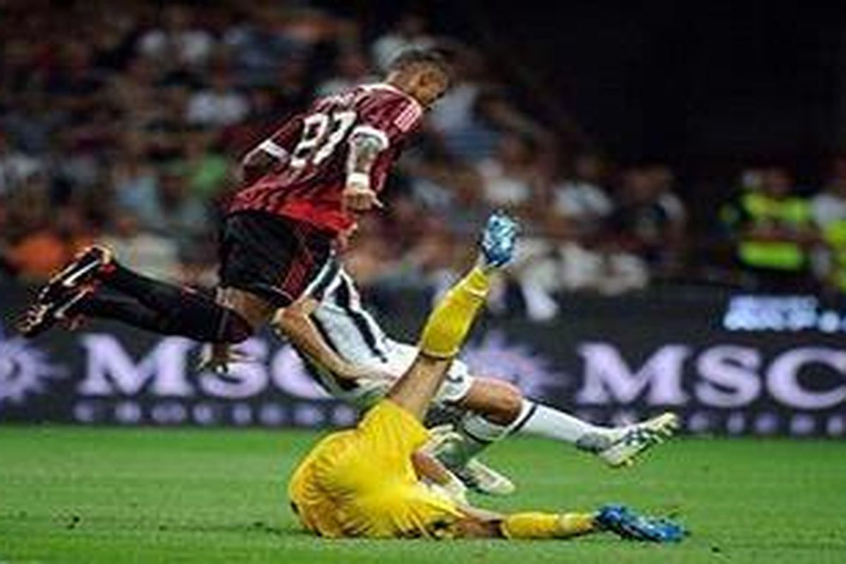 Kiper Juventus, Gianluigi Buffon, mencoba menerkam bola, mendahului penyerang AC Milan, Kevin-Prince Boateng. Milan akhirnya menang 2-1 pada turnamen Piala Luigi Berlusconi, Minggu atau Senin (22/8/2011) dini hari WIB.