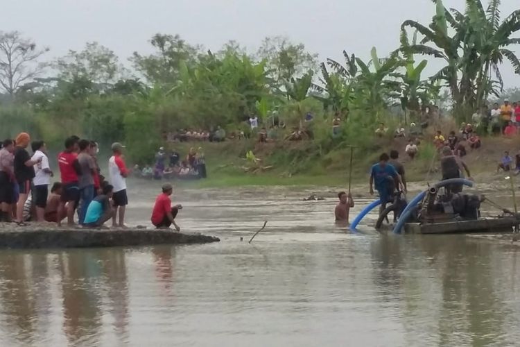 Tim SAR gabungan melakukan pencarian terhadap Sukismo, seorang penambang pasir sungai asal Desa Tejasari, Kecamatan Bukateja, Purbalingga, Jawa Tengah, yang tenggelam di aliran Sungai Klawing, Rabu (26/6/2019).  