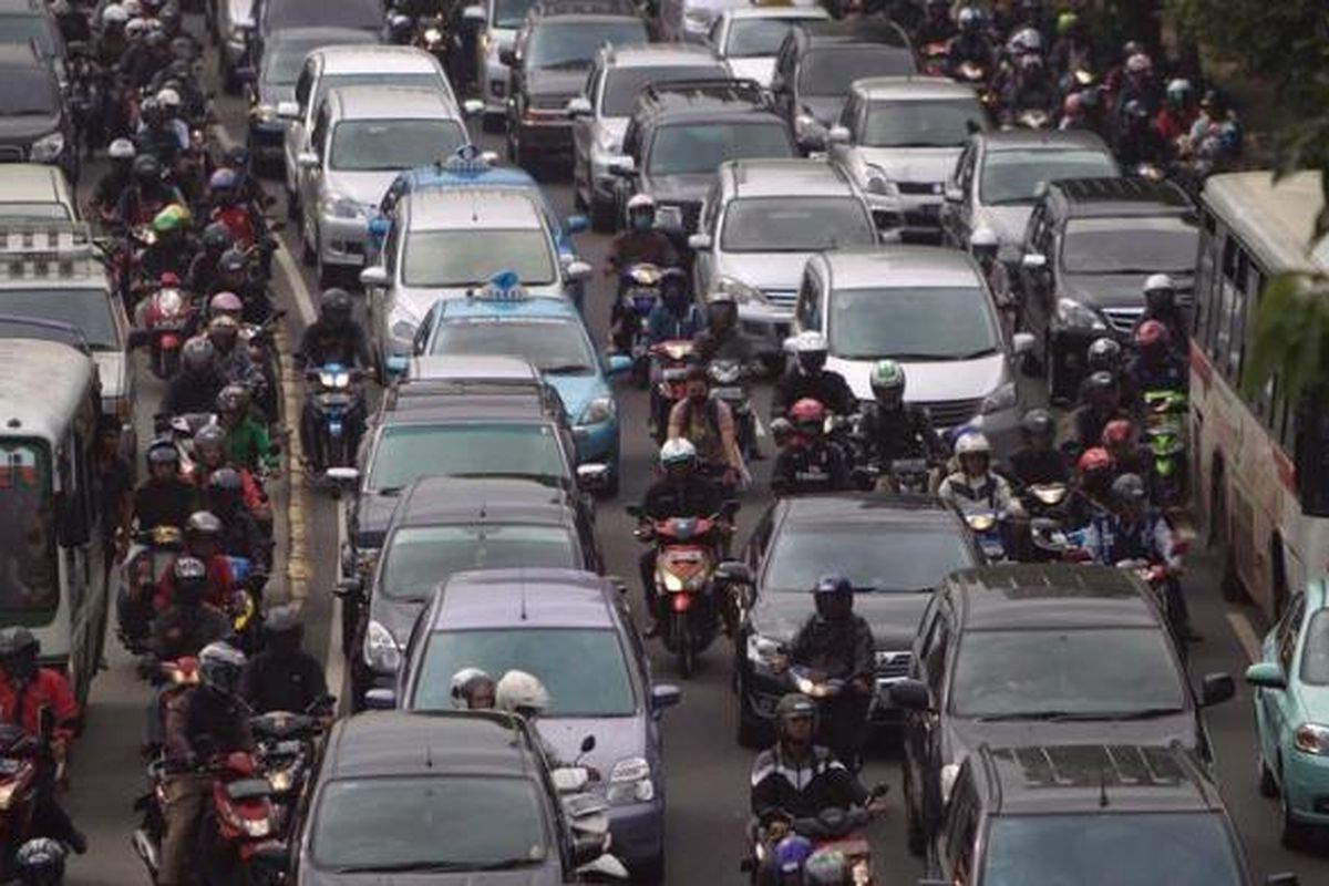 Pengguna kendaraan bermotor macet di Jalan Gatot Subroto, Jakarta Selatan, Senin (22/4/2013). Pembenahan sarana angkutan umum mendesak dilakukan untuk mengurai kemacetan lalu lintas yang tiap hari mendera Jakarta.
