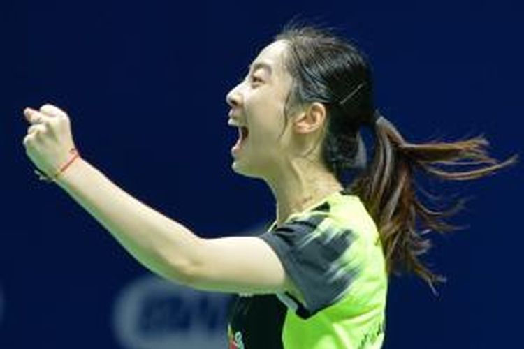 Pebulu tangkis China, Wang Shixian mengepalkan tangan untuk merayakan kemenangannya atas pebulu tangkis Thailand, Porntip Buranaprasertsuk, pada semifinal China Open Superseries Premier 2013 di Shanghai, Sabtu (16/11/2013).