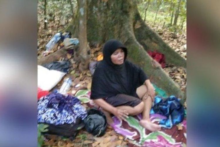 Seorang perempuan paruh baya telantar seorang diri di hutan Kebun Kembang Cikampek viral di media sosial. Ia ditinggalkan suaminya diduga karena sakit stroke. 