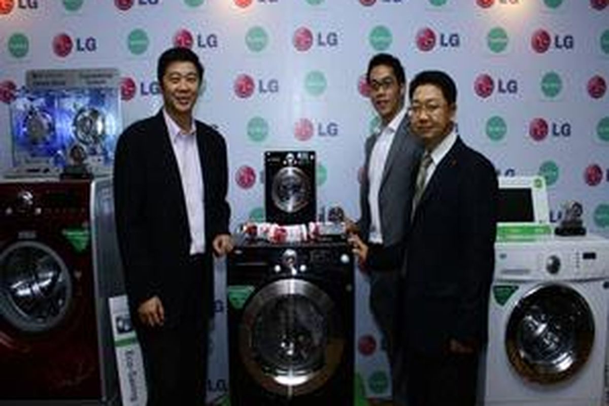 Berpose dari kiri ke kanan saat peluncuran jajaran mesin cuci LG bukaan depan berteknologi inverter direct drive,  Marketing General Manager Halim Astono,  Head of Home Appliance Product Marketing Michael Adisuhanto , dan Marketing  Manager Home Appliance Chung Jang Hoon. 
