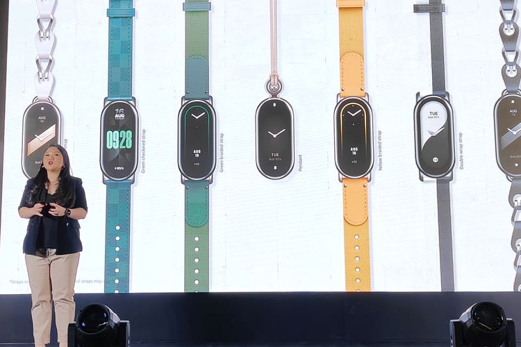 Associate Marketing Director Xiaomi Indonesia, Stephanie Sicilia memperkenalkan beragam aksesori Xiaomi Smart Band 8 yang masuk ke Indonesia pada acara peluncuran Xiaomi 13T, Watch 2 Pro, dan Smart Band 8 di Ciputra Art Gallery, Jakarta Selatan, Selasa (3/10/2023). 