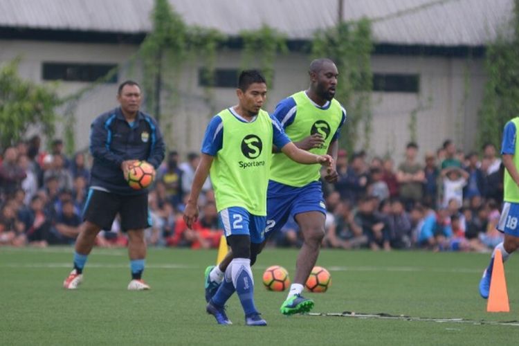 Pemain anyar Persib Bandung Carlton Cole saat menjalani sesi latihan di Lapangan Lodaya Bandung Jumat (31/3/2017)