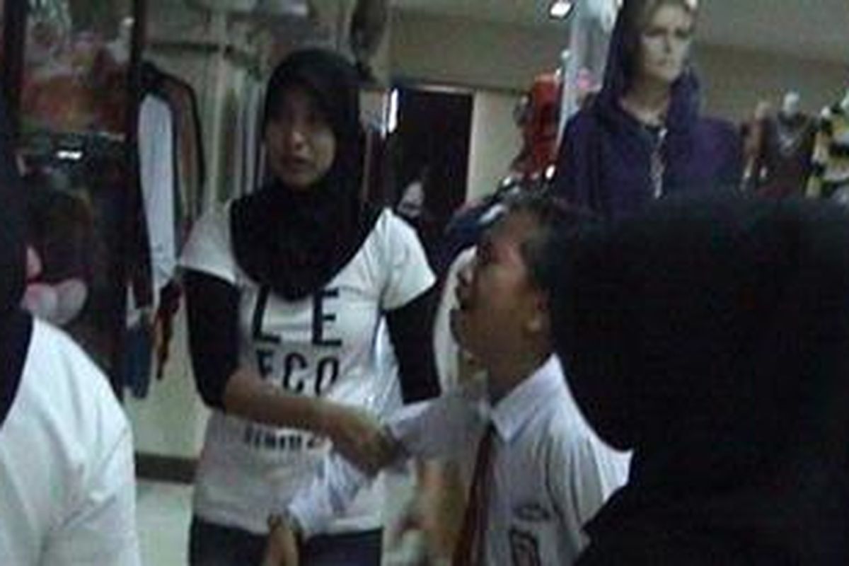 Salah seorang murid SD di Kabupaten Bone, Sulawesi Selatan, menangis akibat disekap oleh pihak karyawan sebuah wahana permainan usai bermain namun tak memiliki uang untuk membayar sewa, Selasa (9/10/2012).