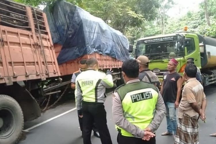 Polisi saat mengatur lalu lintas di jalur Gumitir Jember-Banyuwangi, Jumat (19/5/2023)