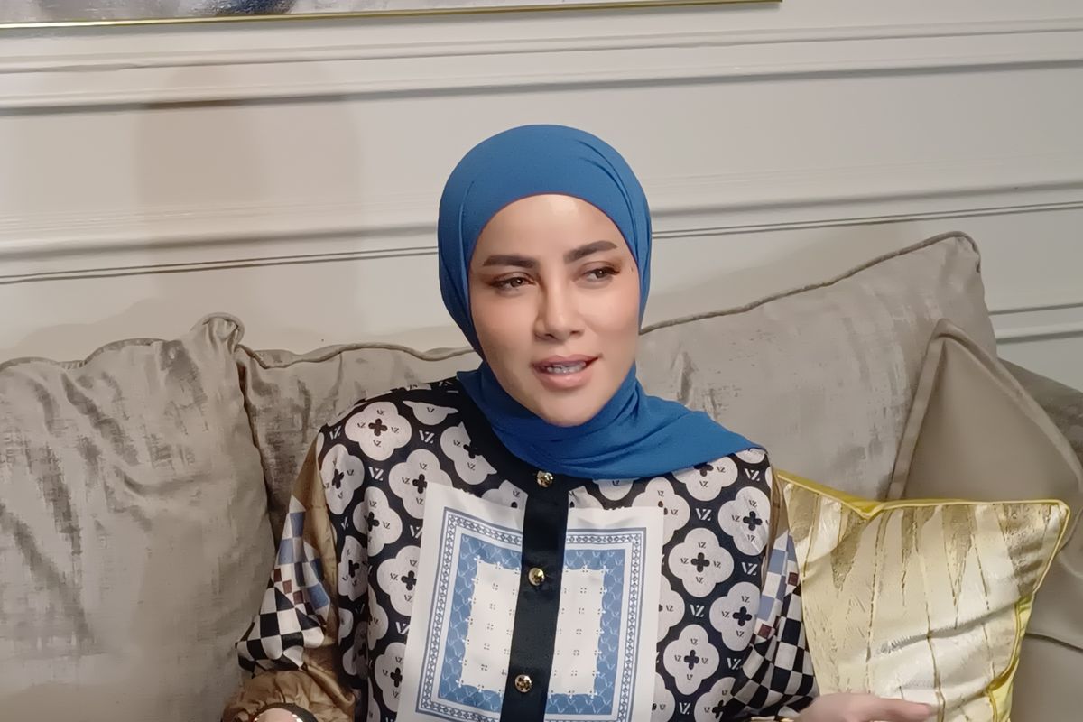 Artis Olla Ramlan saat menggelar open house di momen lebaran 1445 H, Rabu (10/4/2024) di rumahnya daerah Pondok Indah, Jakarta Selatan.