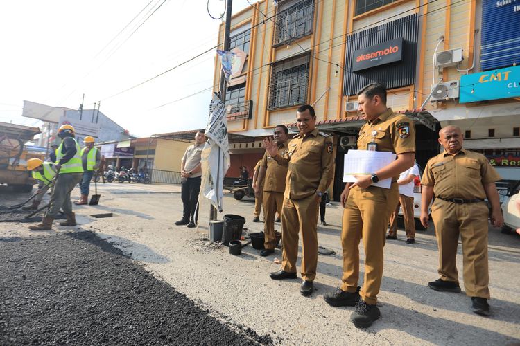 Pemkot Pekanbaru berkomitmen untuk melakukan overlay atau aspal ulang jalan yang rusak secara bertahap.