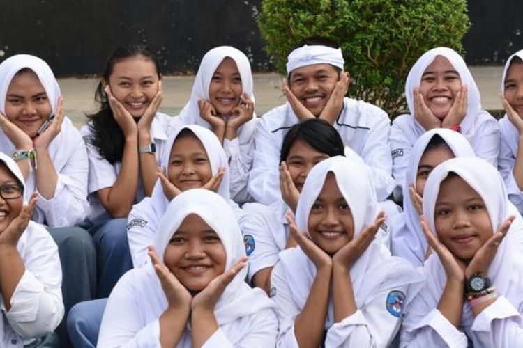 Bupati Purwakarta sedang selfie bersama pelajar SMAN 3 Purwakarta di lapangan sekolah belum lama ini. 