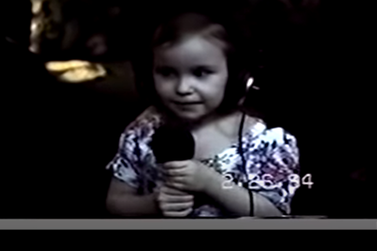 Bidikan layar Amy J. Music, video Amy Castle menyanyikan lagu The Cuppycake Song saat berumur  tiga tahun