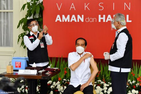 Terima Vaksin, Presiden Jokowi Pakai Sneaker Andalan