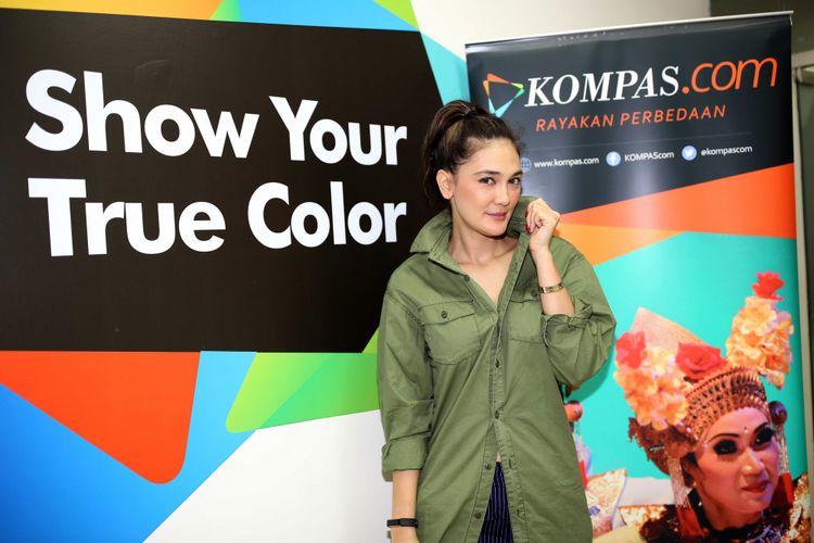 Artis peran Luna Maya berpose saat mengunjungi kantor redaksi Kompas.com, Jakarta, Sabtu (10/6/2017). Ia tengah mempromosikan film berjudul The Doll 2.