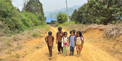 Menembus Jalan Rusak Pegunungan Mamuju, Siswa SD Jalan Kaki 4 Km demi Bersekolah