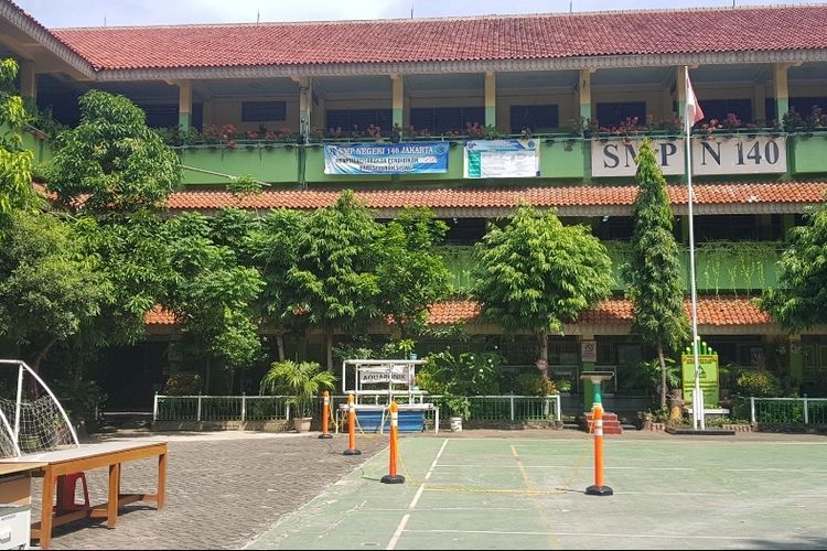 Suasana SMPN 140 Jakarta, Sunter, Jakarta Utara pada hari pertama penerapan pembelajaran tatap muka (PTM) 100 persen di DKI Jakarta, Senin (3/1/2021).