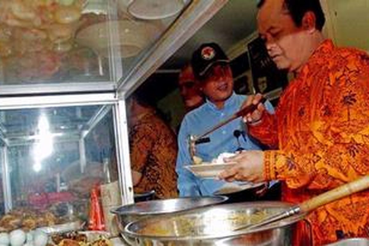 Calon Gubernur DKI Jakarta, Hidayat Nur Wahid, makan siang bersama pendukungnya di Warteg Dago, Kebon Pala, Jakarta, Jumat (29/6/2012).
