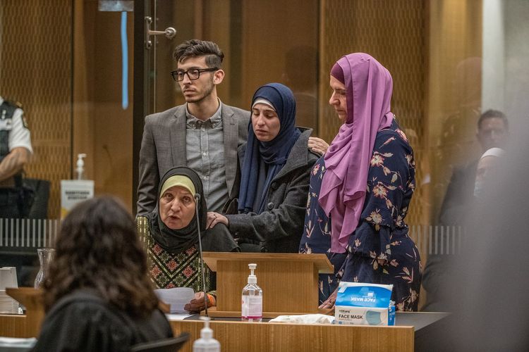 Maysoon Salama (tengah), ibu dari Ata Mohammad Ata Elayyan, yang terbunuh dalam penembakan di masjid pada 15 Maret 2019, memberikan keterangan dalam sidang yang digelar di Pengadilan Tinggi Christchurch, Selandia Baru, pada 24 Agustus 2020.