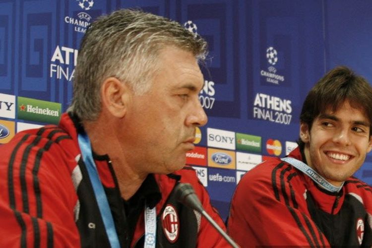 Ricardo Kaka (kanan) dan Carlo Ancelotti menghadiri jumpa pers di Stadion Olimpiade Athena pada malam final Liga Champions 2006-2007 antara AC Milan vs Liverpool. 