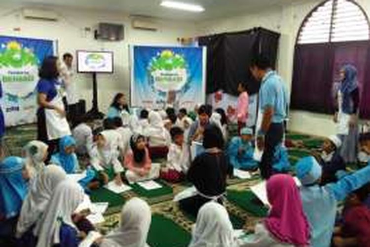 Fonterra Brands Indonesia menggelar acara berbagi kebaikan susu, edukasi nutrisi, dan kegiatan menyenangkan lainnya dalam program Fonterra Berbagi di Masjid Cut Meutia, Jakarta, Rabu (21/6/2016).