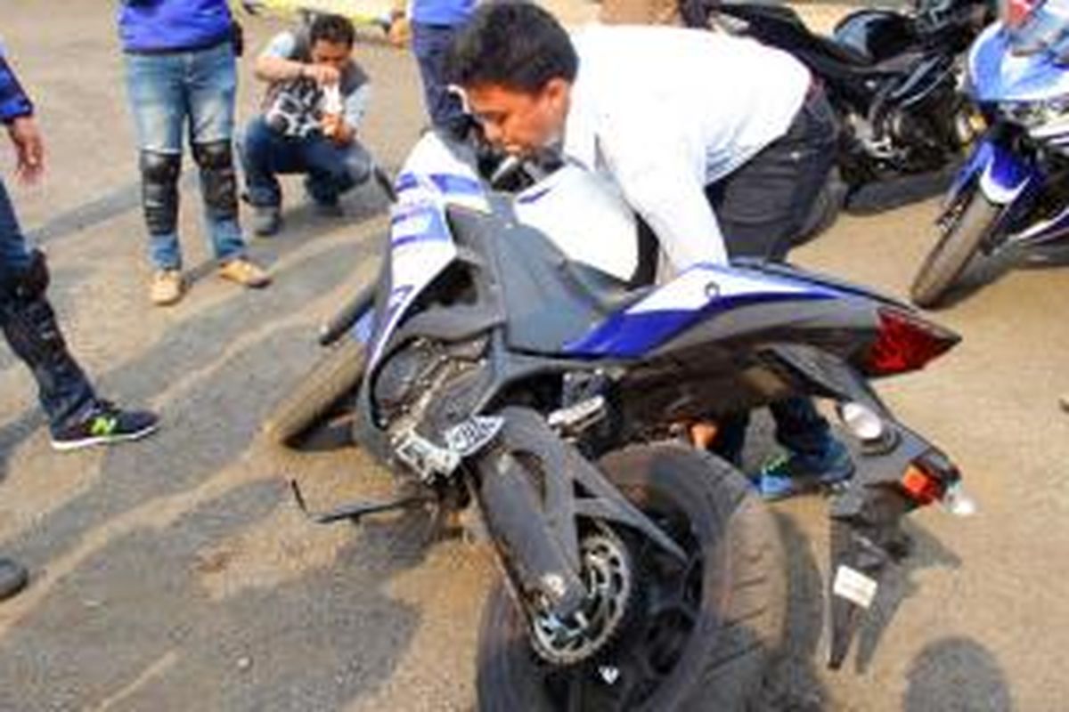 Cara mendirikan kembali sepeda motor yang terjatuh