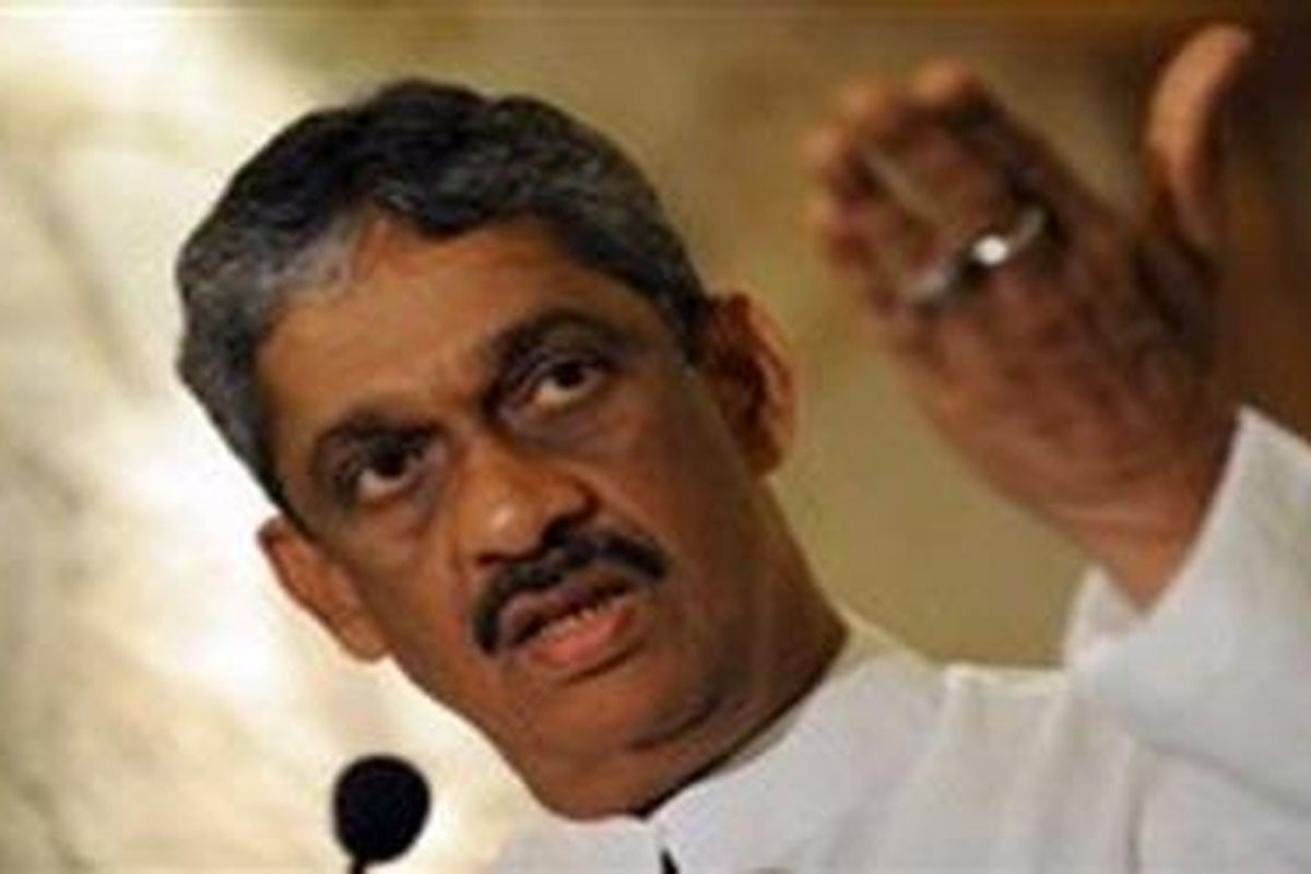 Mantan kandidat presiden Jenderal Sarath Fonseka berbicara kepada media di Kolombo pada tanggal 1 Februari 2010. Presiden Sri Lanka memecat selusin perwira militer senior yang diduga telah menjadi "ancaman langsung keamanan nasional" setelah pemilihan presiden 26 Januari lalu. 