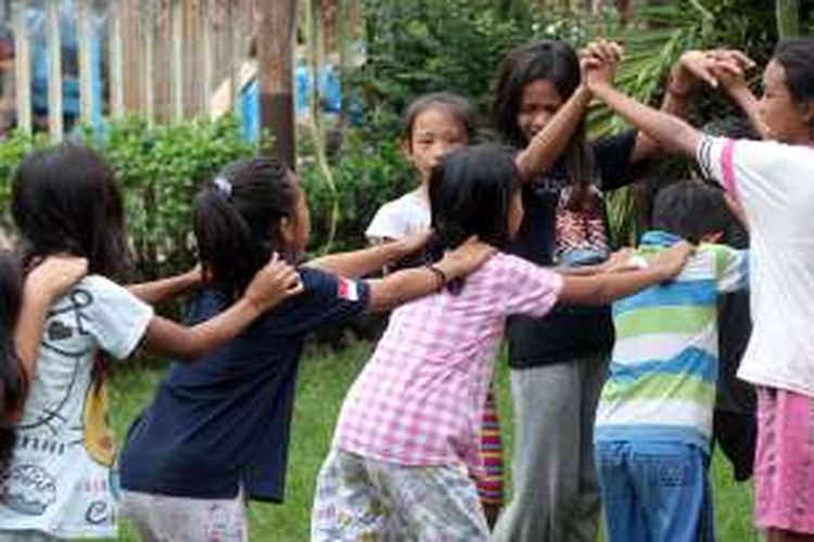 Anak-anak di Wonasa, Manado, Sulawesi Utara sedang bermain salah satu jenis permainan tradisional.