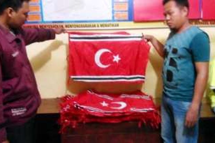  Polisi memperlihatkan ratusan bendera bulan sabit bintang di Mapolres Aceh Timur, Minggu (26/6/2016)