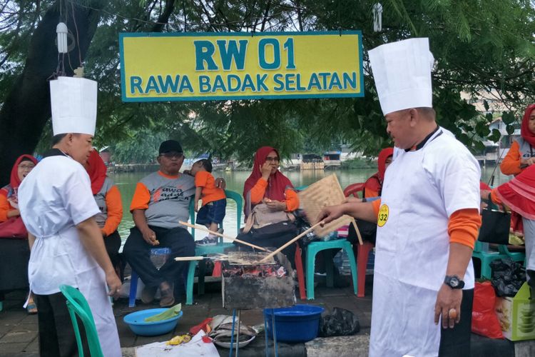 Lomba bakar ikan laut untuk menyambut pergantian tahun 2018. Lomba digelar di sepanjang Jalan Danau Sunter Selatan, Jakarta Utara, Minggu (31/12/2017).