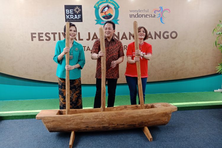 Suasana pemukaan Festival Jajanan Bango 2018, oleh Kepala Bekraf Triawan Munaf, di Park & Ride Thamrin 10, Jakarta, Sabtu (14/4/2018). Lebih dari 80 gerai kukiner otentik Nusantara dihadirkan dalam festival kuliner ini.