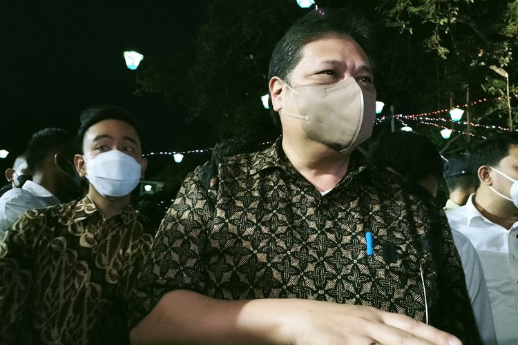 Wali Kota Solo Gibran Rakabuming Raka dan Menteri Koordinator Bidang Perekonomian Airlangga Hartarto sambangi wedangan di Kota Solo, Jawa Tengah.