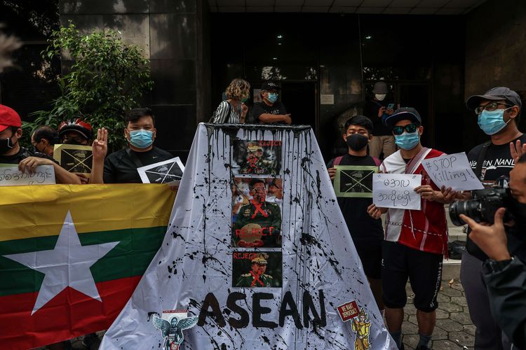 Massa dari Milk Tea Alliance Indonesia mengacungkan salam tiga jari saat aksi solidaritas untuk rakyat Myanmar di kantor YLBHI, Jakarta Pusat, Sabtu (24/4/2021). Dalam aksi tersebut mereka mengecam keputusan pemimpin ASEAN yang mengundang Min Aung Hlaing sebagai pemimpin junta militer Myanmar (Tatmadaw) dalam ASEAN Leaders Meeting.