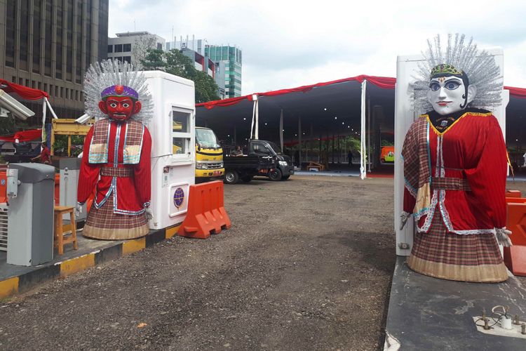 Sepasang ondel-ondel di di kawasan Park and Ride, Jalan MH Thamrin 10, Jakarta Pusat pada Senin (31/12/2018) malam. 