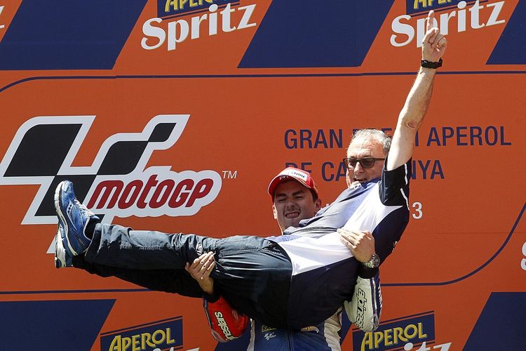 Kepala mekanik kawakan, Ramon Forcada, digendong Jorge Lorenzo seusai kemenangan pebalap Yamaha itu di MotoGP Catalunya 2013.