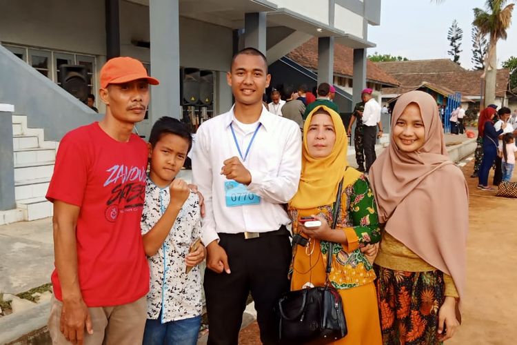 Nurul, suami, dan anaknya Rani ketika masih berkumpul bersama.