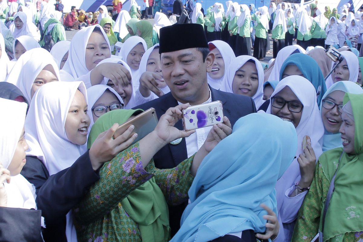 Wali Kota Semarang Hendrar Prihadi berswafoto dengan para santriwati usai upacara peringatan Hari Santri Nasional Kota Semarang di halaman Balai Kota, Semarang, Minggu (22/10/2018).