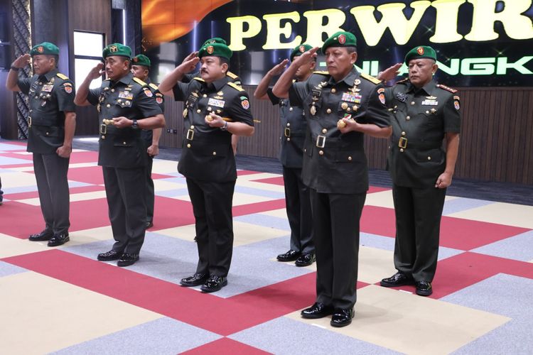 Kepala Staf Angkatan Darat (KSAD) Jenderal Dudung Abdurachman memimpin serah terima jabatan (sertijab) empat jabatan strategis yang digelar di Markas Besar Angkatan Darat (Mabesad), Jakarta, Selasa (14/6/2022).
