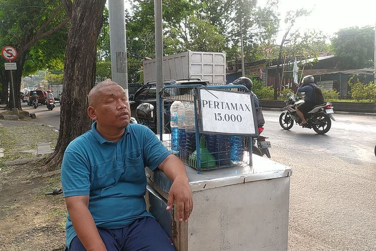 Tarsono (50) seorang tunanetra yang jualan bensin eceran di Jalan Siliwangi, Kota Semarang, Jawa Tengah 